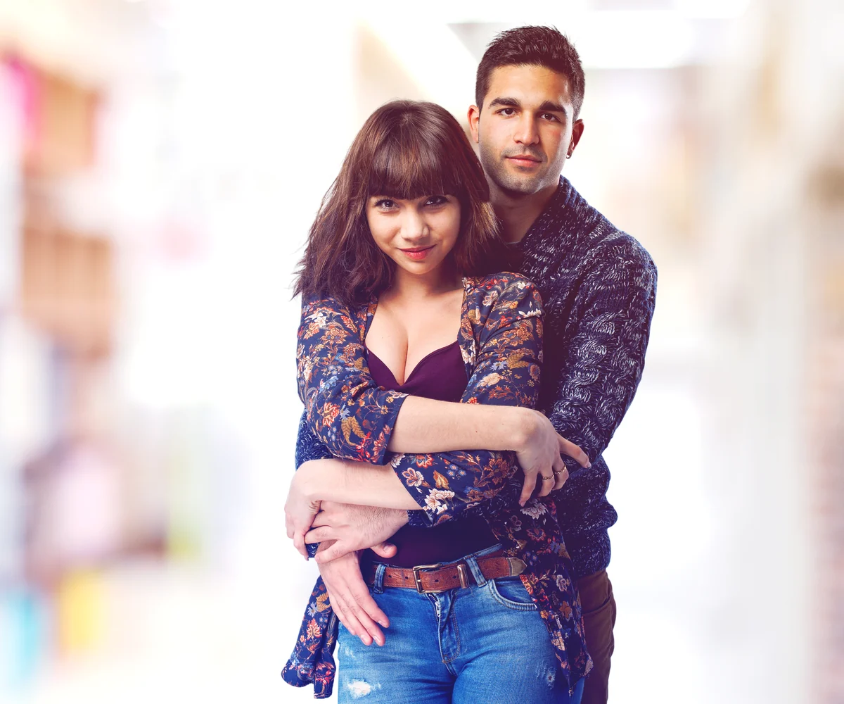 Una pareja adulta se abraza en la calle, imagen de la conexión romántica en PositiveSingles España