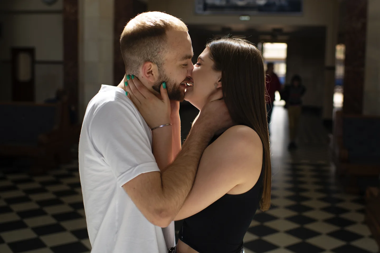 Pareja adulta en un gesto de afecto, imagen representativa de las citas con herpes y VIH en Asturias