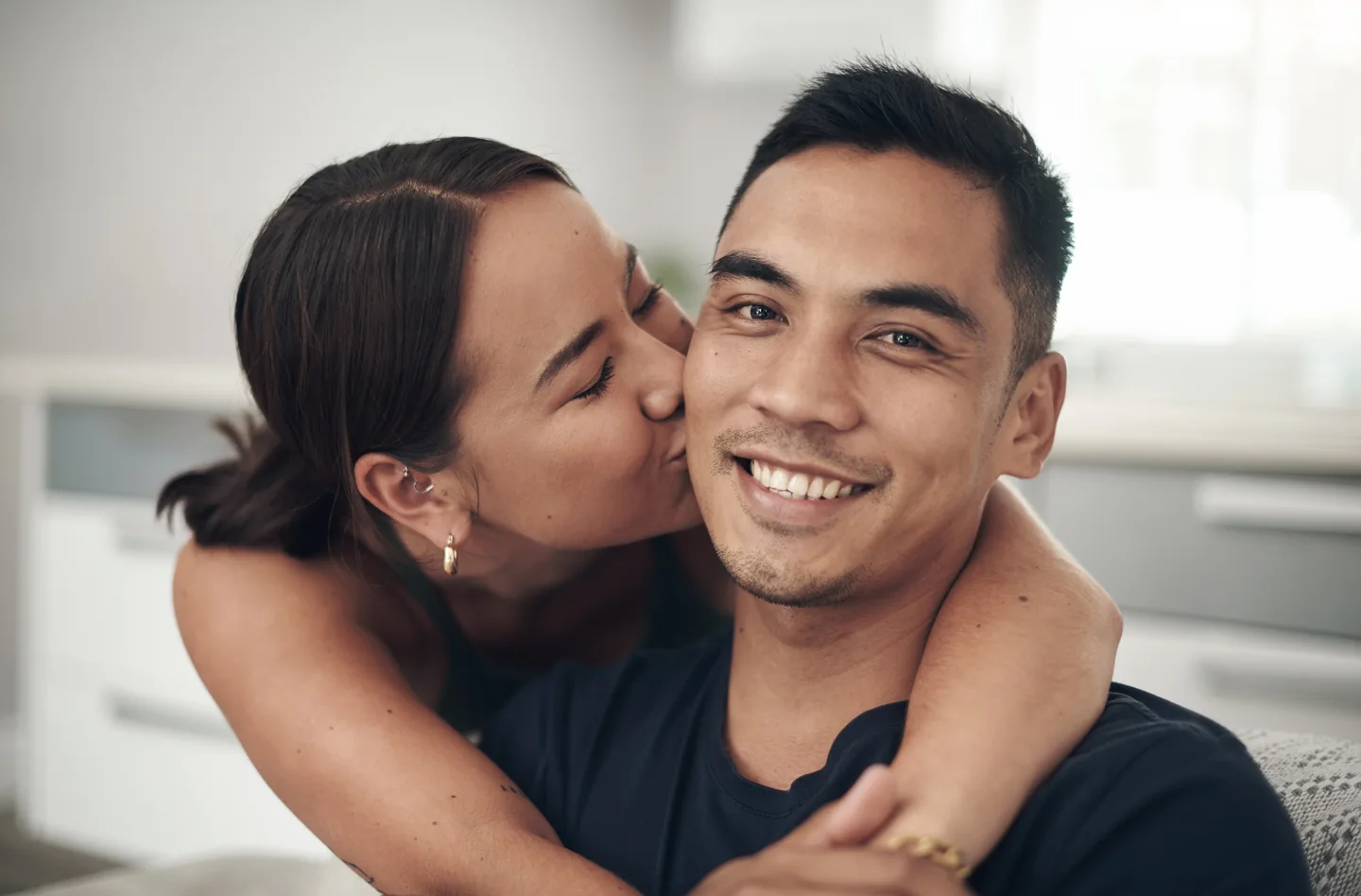 Una pareja adulta comparte un gesto de cariño, imagen representativa de las citas con herpes y VIH en España