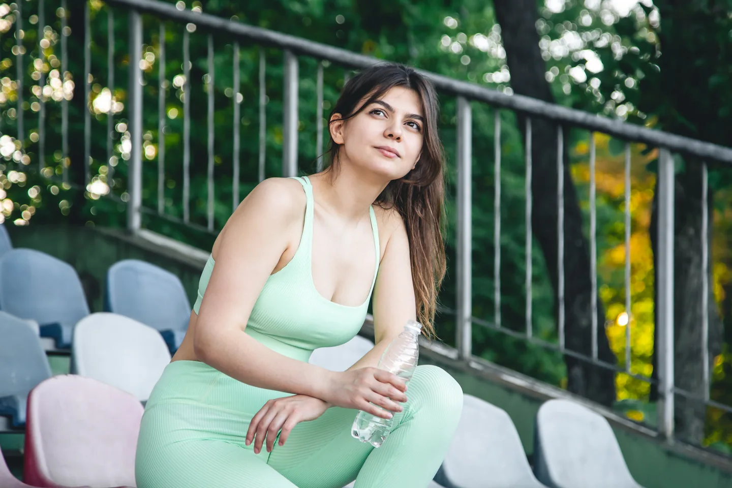 Mujer adulta al aire libre con una botella de agua, imagen ilustrativa de conocer pareja con herpes o VIH en Murcia